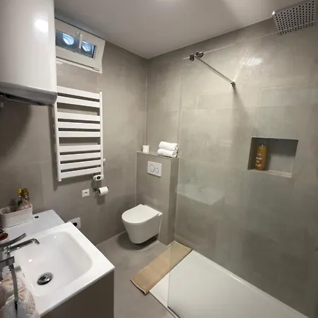 Comfort Spacious In Center *